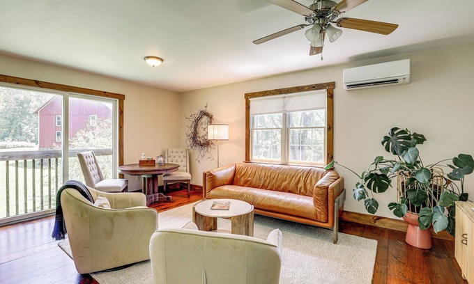 Finesville Cottage | Walk to River: Couple’s Retreat in Kintnersville!