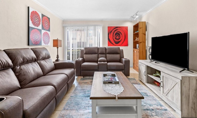 University Heights Condo | Walk to Shands/UF - Budget 2 Bedroom Condo, Pool!
