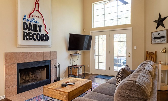 Bouldin House | Walk to SOCO - South 1st Launch Pad!