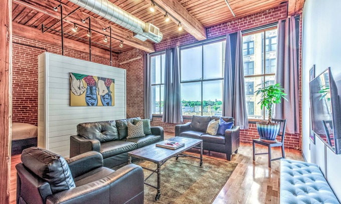 Downtown West Apartment | Walk to the City Museum! Large 3BR Loft Downtown