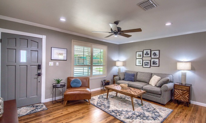 New Braunfels House | Walk to the Comal, Schitterbahn and downtown New Braunfels! Dog friendly.