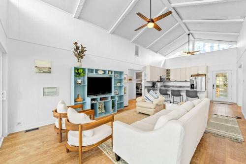 Colington House | Walk to the Sound Near Boat Ramp