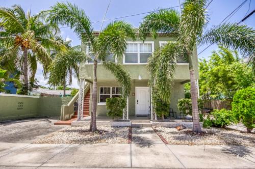 Lake Worth Apartment | Walk to the water - Historic Home near Downtown LWB