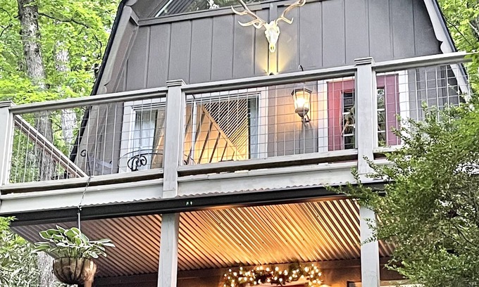 Highlands Ski Chalet | Walk to Town Chalet w/Chic Live-In Art Gallery + BBQ & Wine Shop Across Street