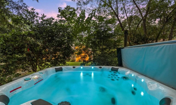 Decatur House | Walk to Town |Hot Tub |Chef Kitchen - The Sunny Spot