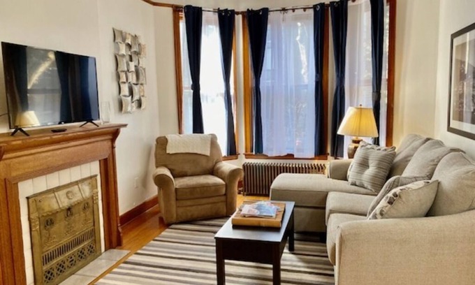 Lakeview Apartment | Walk to Wrigley/Boystown -Chicago 3BR/2Ba Duplex-paid parking available!