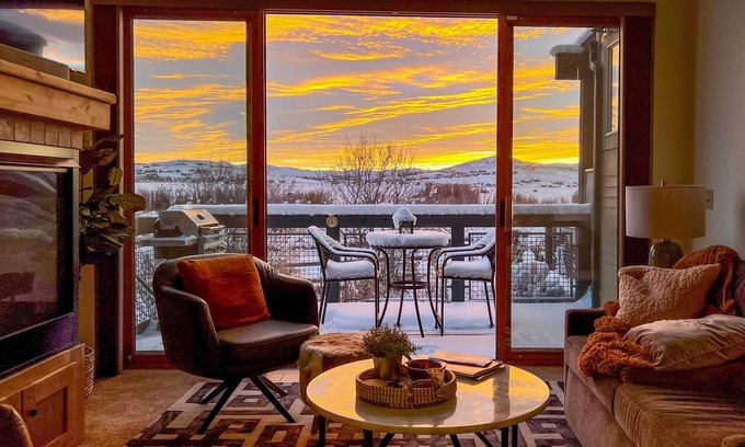 Kimball Junction House | Walkable Park Mountain Getaway: Hot Tub & Views!