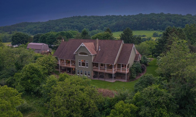 Walker Lake Cabin | Walker Lake Lodge | Right Near Walker Lake + Hot Tub!