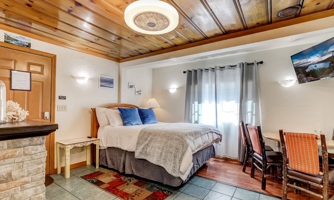 Stateline Cottage | Walking distance to the lake, restaurants, shops, Gondola & more cottage 3