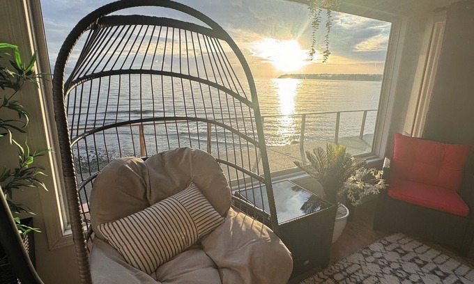 Regional District of Nanaimo Bed & Breakfast | Walkout oceanfront 1 BD duplex cabin w hot tub