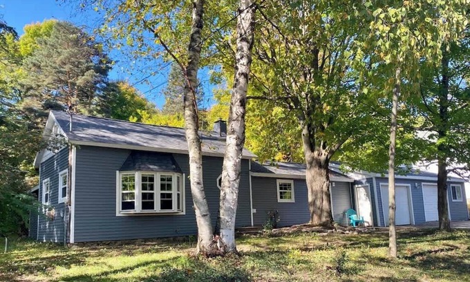 Bellaire House | WalkToTown : Pets, lakes, golf, and bikes nearby!