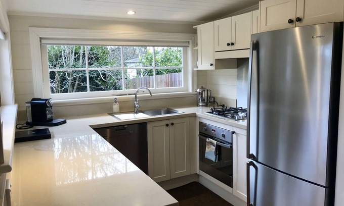 Burrawang Cottage | Walnut Cottage - Relaxing Country Charm