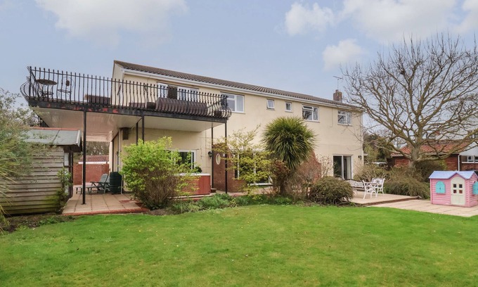 Lowestoft Cottage | WALNUT HOUSE, pet friendly, with pool in Lowestoft