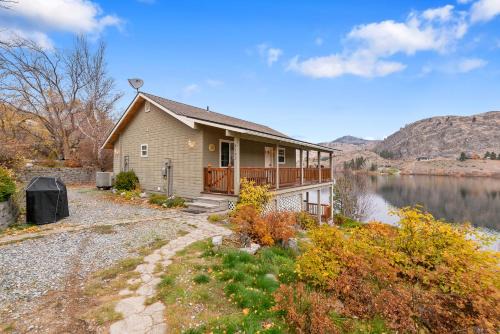 Manson House | Wapato Lake Waterfront Retreat