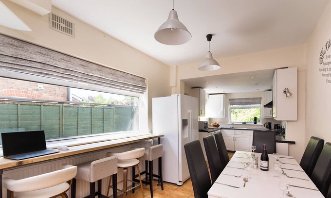 St Albans House | Warm and Spacious Smart Stay - Close to London and Harry Potter World