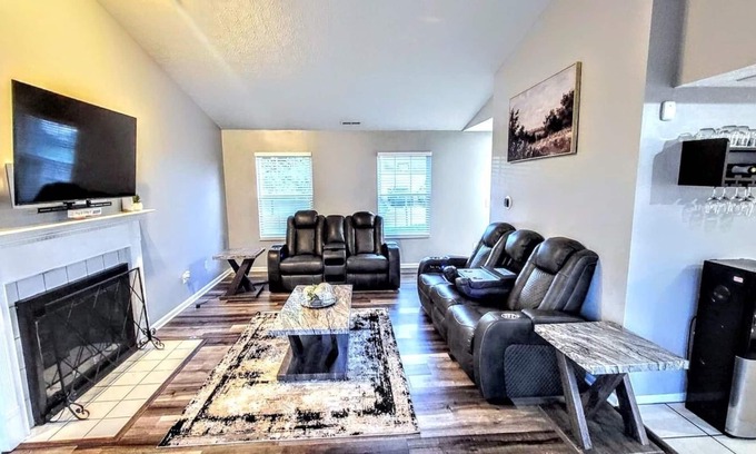 Reynoldsburg House | Warm haven 3-bedroom house in Reynoldsburg with AC, WiFi. Minutes from downtown.