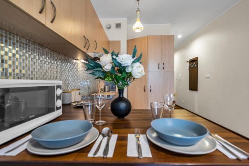 Wlochy Apartment | Warsaw Włochy Studio with Workspace - by Rentujemy