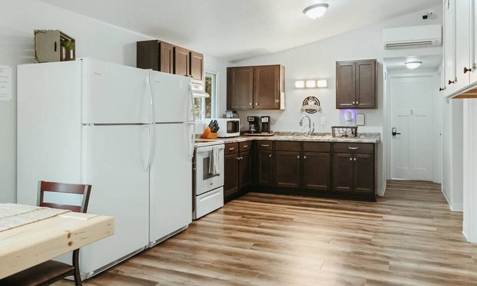 Plover Apartment | Washington Manor Room #4