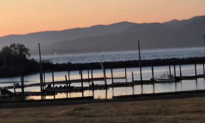 Hammond House | Watch Cargo ships - River View - HOT TUB + Rec Room - Near Ocean & Fort Stevensn
