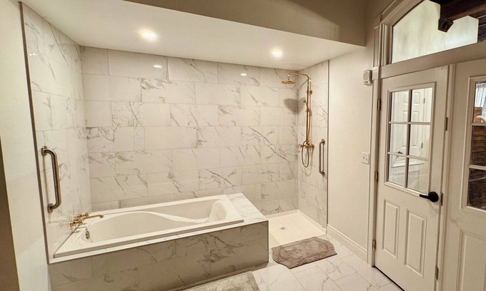 Sunshine Apartment | Water Tower at the Kinberger~Elegant studio in Downtown District of Plaquemine