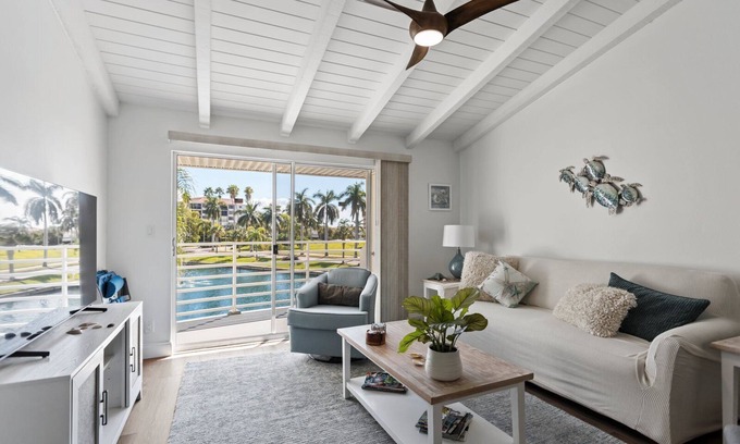 Isla del Sol Condo | Water View 2BR | Near St. Pete Bch