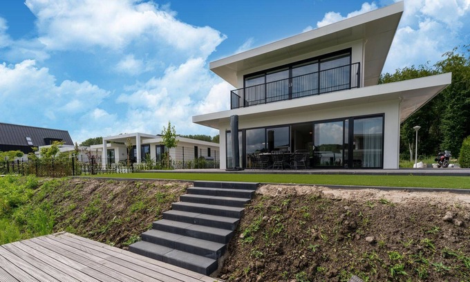 Zeewolde House | Water villa in Zeewolde with jetty