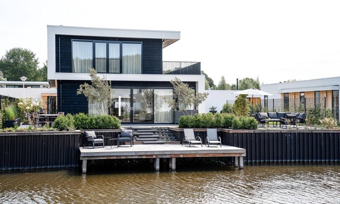 Zeewolde Villa | Water villa with garden and jetty near Harderwijk