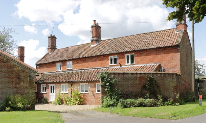 Dereham Cottage | WATERFALL COTTAGE, family friendly, with open fire in Swanton Morley
