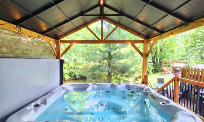 Saint-Remi-de-Tingwick Ski Chalet | Waterfront cottage with spa, lots of activities nearby