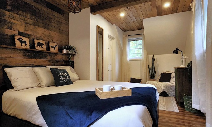 Saint-Remi-de-Tingwick Ski Chalet | Waterfront cottage with spa, close to many activities