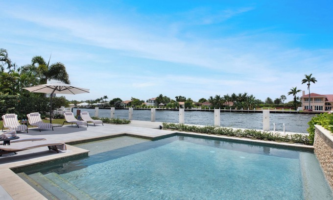 Lauderdale-by-the-Sea Villa | Waterfront Villa- 8min walk to the beach - Heated Pool- Gym - Outdoor BBQ grill