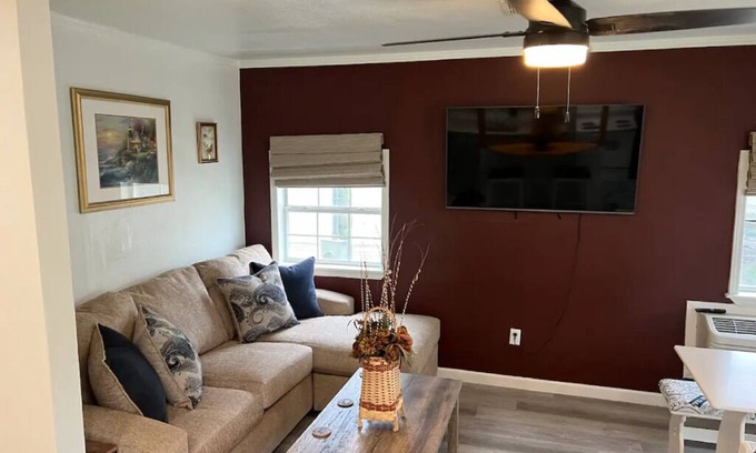 Grove Apartment | Waterfront 2 Bedroom/Duplex G/Newly Remodeled