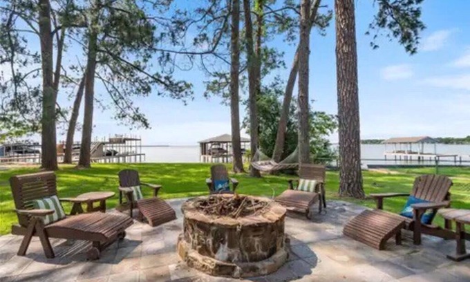 Gun Barrel City House | Waterfront, 2 mins to town, amazing patio, fire pit & more