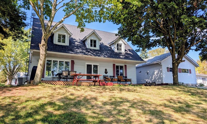 Greater Napanee House | Waterfront 2br fully equipped private cottage with wooded area and large yard