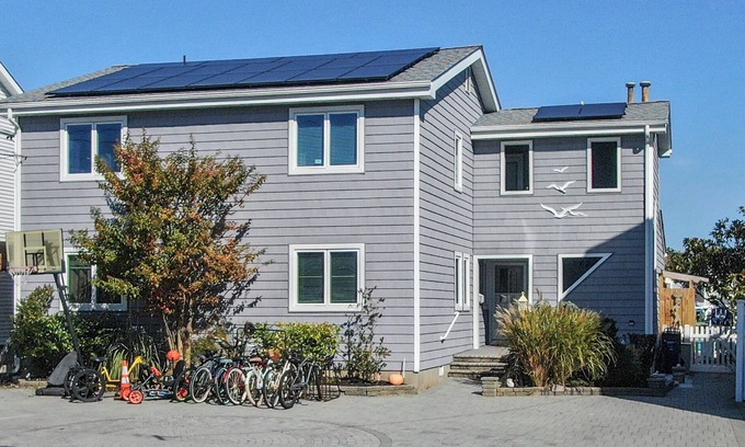 Seaside Heights Apartment | WATERFRONT 2ndFl Sky Villa w Full Itinerary ON-SITE Jacuzzi, kayak, Arcade, Dock