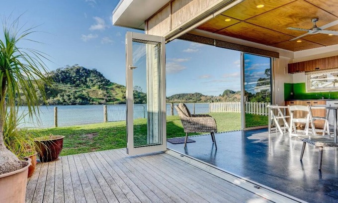 Pataua House | Waterfront 3-bedroom house + 3 bedroom cabin in beautiful Pataua South with WiFi