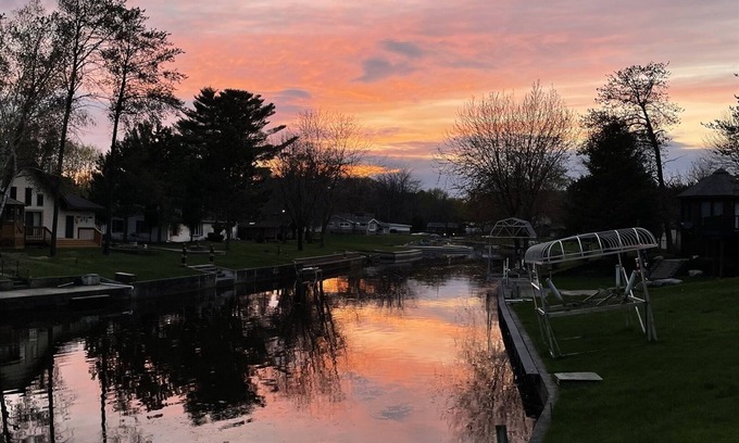 Mauston House | Waterfront 3BR | Hot Tub | Castle Rock