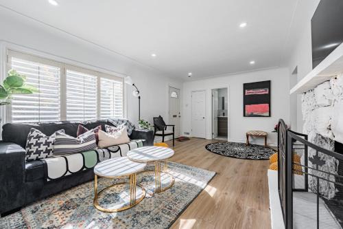 Streetsville House | Waterfront 4BR Bungalow by LAKE near GO TRAIN and Toronto Airport