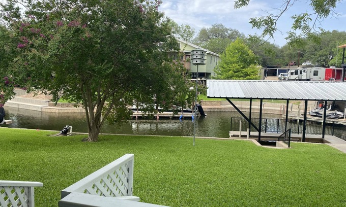 Kingsland House | Waterfront 5/3 roomy home, constant level Lake LBJ, jet ski ramp & covered porch
