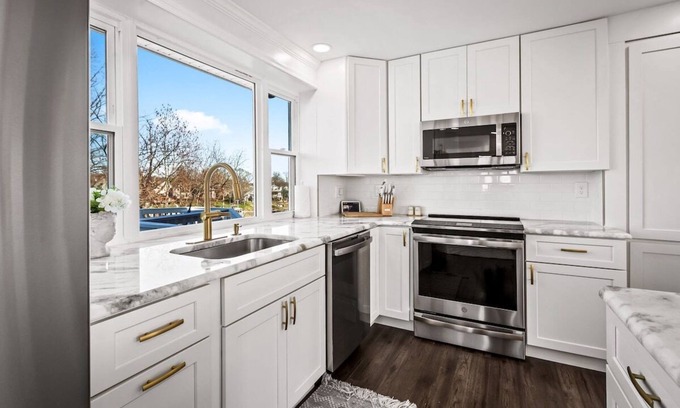 Glen Burnie House | Waterfront 5 Bedroom Near BWI/Annapolis/Baltimore