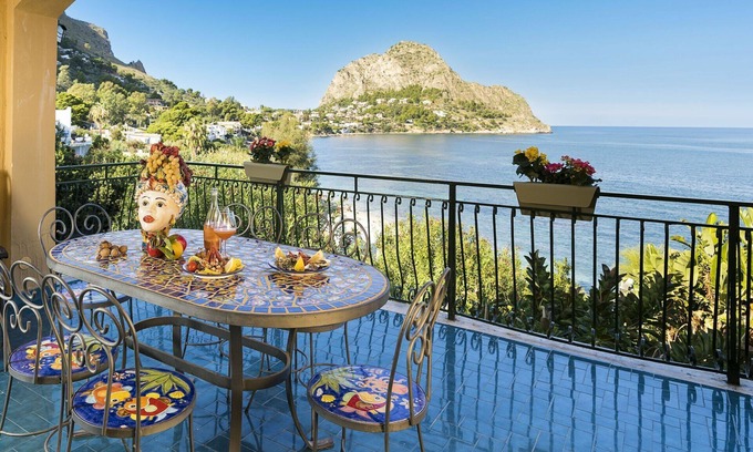 Santa Flavia Apartment | Waterfront apartment with beach access