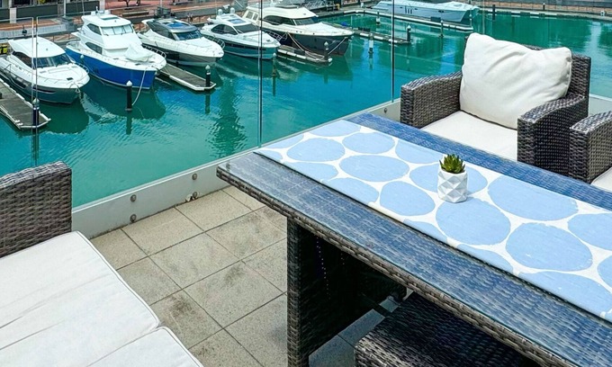 Auckland Central Business District Apartment | Waterfront Apartment with Sky tower & Harbour View