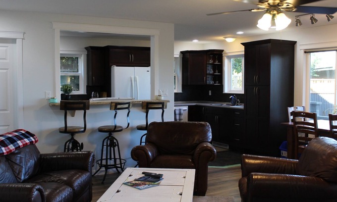 Regional District of Nanaimo House | Waterfront Beach House-🐾 BIKE/HIKE/GOLF