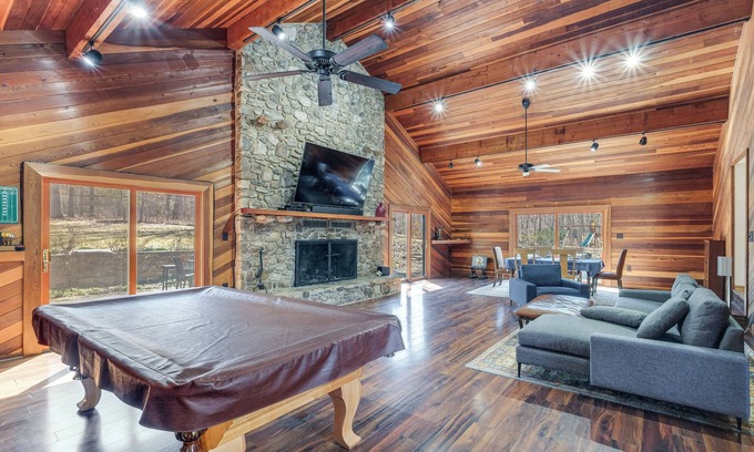 Tuscarora Cottage | Waterfront Cabin on 32 Acres in Leesburg!