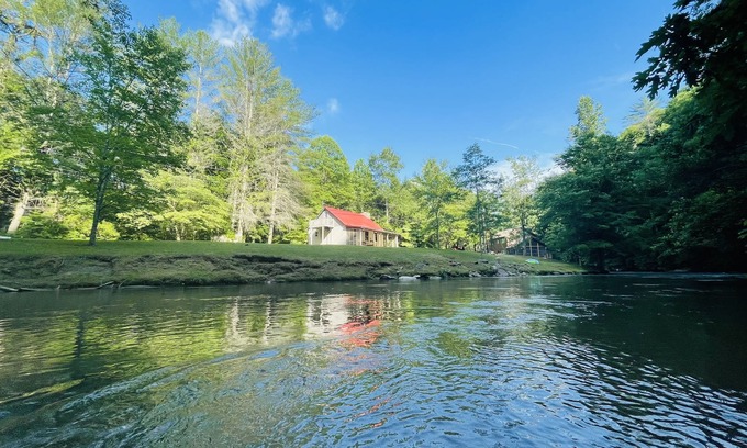 Ellijay Cabin | Waterfront Cabin on trophy trout stream, fire pit, smart tv, fireplace