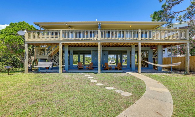 Cedar Key House | Waterfront Cedar Key Duplex Home: Grill & Dock!