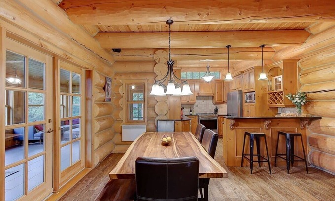 Fiddler Lake Resort Ski Chalet | Waterfront Chalet - Big Bear & Spa