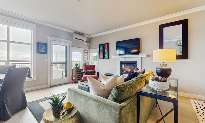 Langley Apartment | Waterfront Condo with Stunning Ocean & Mountain Views – Steps from the Shore