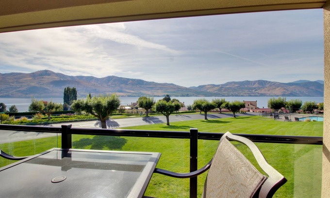 Chelan Condo | Waterfront Condo with Shared Pool, Hot Tub, Dock, and Free WiFi - Walk to Lake