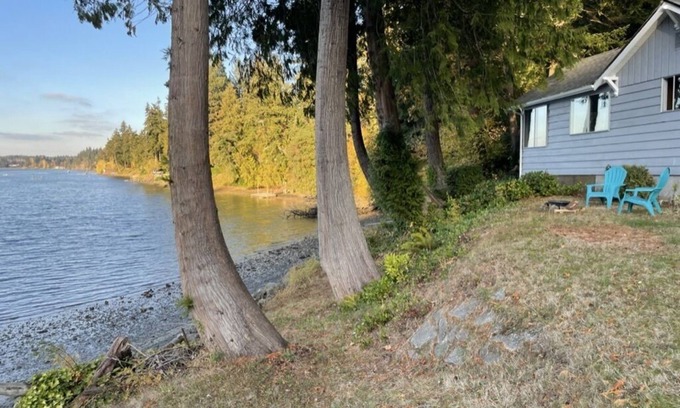 West Hills House | Waterfront! Cozy beach cottage - just 10 min from Seattle ferries!